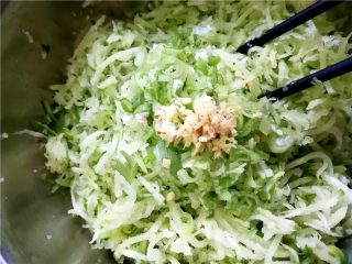 6、外酥内软的油炸青萝卜丸子,将葱姜放入萝卜丝中。