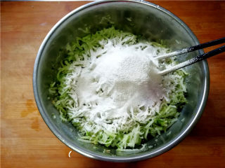 7、外酥内软的油炸青萝卜丸子,再放入面粉。