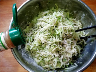 8、外酥内软的油炸青萝卜丸子,放入五香粉。