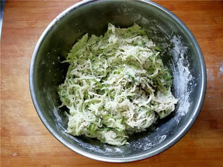 9、外酥内软的油炸青萝卜丸子,翻拌均匀，面粉均匀的包裹着萝卜丝。