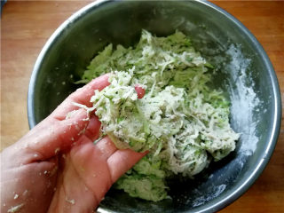 10、外酥内软的油炸青萝卜丸子,取一块用手稍捏能成团即可。