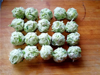 11、外酥内软的油炸青萝卜丸子,将丸子做好。