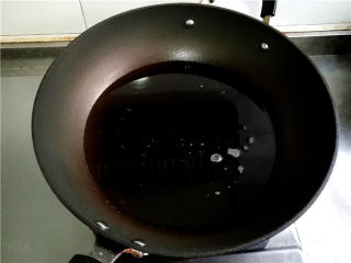 12、外酥内软的油炸青萝卜丸子,锅内放入足量的油。