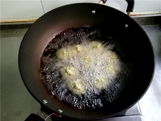 13、外酥内软的油炸青萝卜丸子,油温不用太高，将丸子一个个直接放入油锅中炸制。