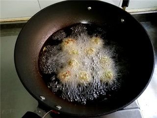 14、外酥内软的油炸青萝卜丸子,丸子逐渐变色。