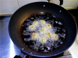 15、外酥内软的油炸青萝卜丸子,慢慢浮起。