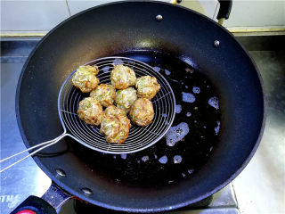 16、外酥内软的油炸青萝卜丸子,用笊篱捞起控干油分