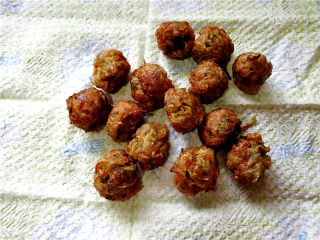 17、外酥内软的油炸青萝卜丸子,放入餐纸上吸收油分。