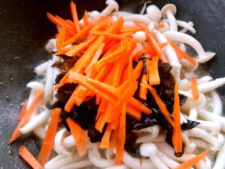 9、清炒白玉菇,再下去胡萝卜