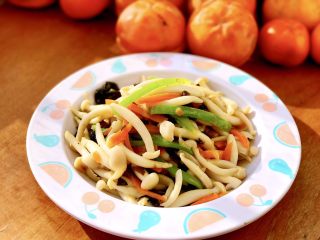 14、清炒白玉菇,装盘