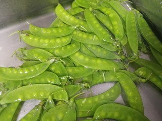 2、荷兰豆炒香肠,清水洗净。