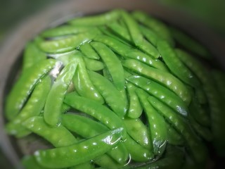6、荷兰豆炒香肠,水开放入荷兰豆。