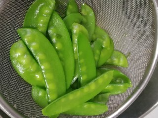 7、荷兰豆炒香肠,焯水30秒钟捞出。