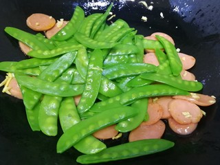 11、荷兰豆炒香肠,放入荷兰豆，文火炒匀。