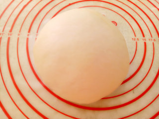 2、中式点心+蛋黄酥,把油皮面团盖保鲜膜醒30分钟。