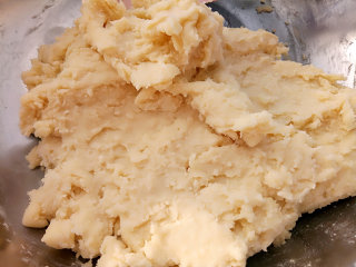 3、中式点心+蛋黄酥,油酥材料混合，用刮刀拌匀。