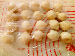 4、中式点心+蛋黄酥,油皮醒好分成20份（20克/份），同样油酥也分20份（13克/份）。油皮和油酥分好以后用保鲜膜盖好。