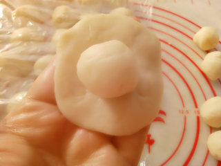 5、中式点心+蛋黄酥,油皮用手按扁放入油酥包好收口朝下。每包好一个要用保鲜膜盖好，防止水份蒸发。