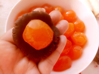 8、中式点心+蛋黄酥,趁酥皮松弛的时间做豆沙蛋黄馅。每个取25克豆沙把蛋黄包好备用。