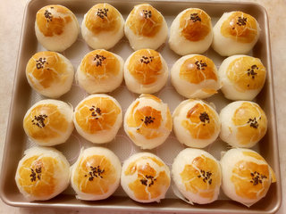 11、中式点心+蛋黄酥,烤箱180度预热10分钟后放入烤箱。180度中层烤35分钟。