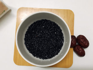 1、红枣黑米粥,准备食材:黑米，红枣