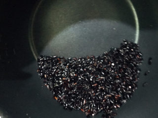 2、红枣黑米粥,黑米先用水清洗干净