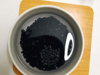 3、红枣黑米粥,再浸泡两小时以上
