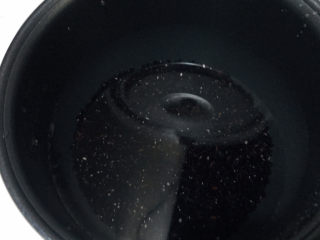 4、红枣黑米粥,把浸泡的水和米一起加入锅中