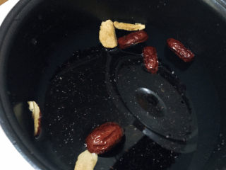 6、红枣黑米粥,加入锅中