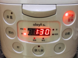 7、红枣黑米粥,开启煮粥键