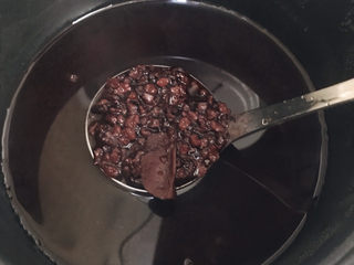 8、红枣黑米粥,电饭锅跳至保温键即可