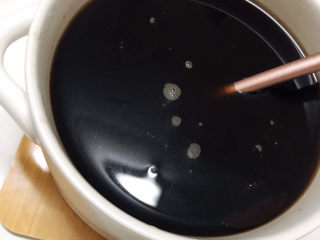 10、红枣黑米粥,搅拌一下至红糖溶解