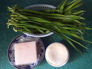 1、磷虾韭菜锅贴,备好食材