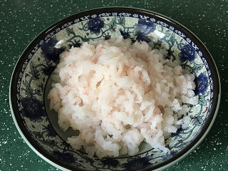 3、磷虾韭菜锅贴,化冻后的磷虾肉可直接烹饪,也可稍稍冲洗再挤干水份再用