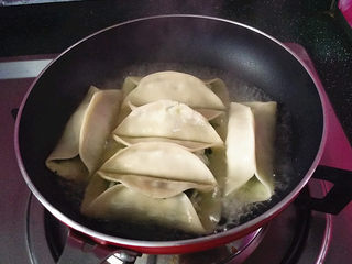 13、磷虾韭菜锅贴,倒入适量清水、水量莫过锅贴底部多一点、加盖转中大火