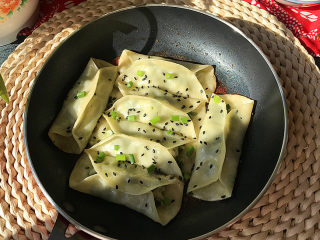 15、磷虾韭菜锅贴,磷虾韭菜锅贴做好了