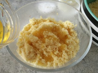 8、免炒无油无糖~清甜绿豆冰糕,过滤后的绿豆沙沙，加蜂蜜（尽量选择颜色浅点的，分次加入）