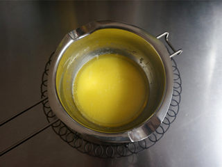 4、丸久小山园名物蛋糕卷--抹茶,黄油23克，牛奶40毫升混合隔热水融化。