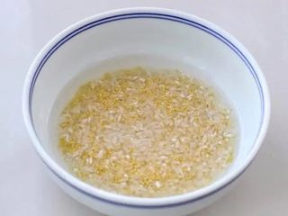 2、紫薯小米粥,将大米和小米淘洗两遍浸泡半个小时，让米粒吸收水分，煮好的粥口感松软美味。