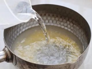 4、紫薯小米粥,将小米和大米放入锅中添清水，开大火煮至沸腾状态。