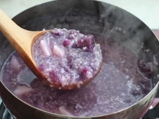 7、紫薯小米粥,再煮五分钟左右，待粥黏稠后就可以关火了。