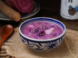 8、紫薯小米粥,紫薯小米粥做好了，盛入碗中食用即可。