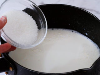 3、煎牛奶,加入白糖