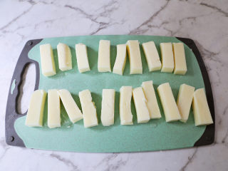 9、煎牛奶,把凝固的鲜奶取出切成条状