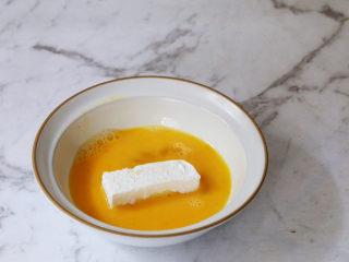 12、煎牛奶,再放入蛋液中滚一圈