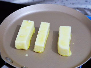 13、煎牛奶,平底锅烧热，无需放油，再将沾上蛋液的奶条依次放入平底锅中