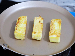 14、煎牛奶,小火慢慢煎，每一面都煎至金黄色即可盛出