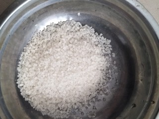 1、花千骨之~桃花羹,盆中放入梗米。