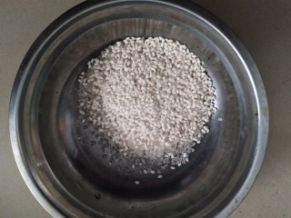 2、花千骨之~桃花羹,放入梗米一半量的糯米。