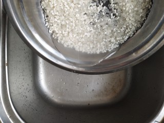 3、花千骨之~桃花羹,淘洗米，注意不要超过三次。